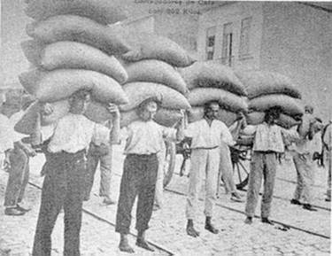 Estivadores no início dos anos 50 com 302 kg de café (5 sacas) nas costas
