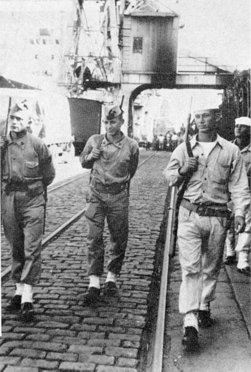 Militares no porto em 1949, quando os estivadores recusaram embarcar café para a Espanha do ditador Franco