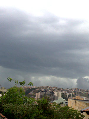 Céu se fechou após as 16h em Poços de Caldas, na divisa com São Paulo 