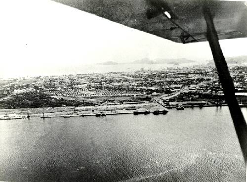 Vista aérea parcial do porto, em dezembro de 1954
